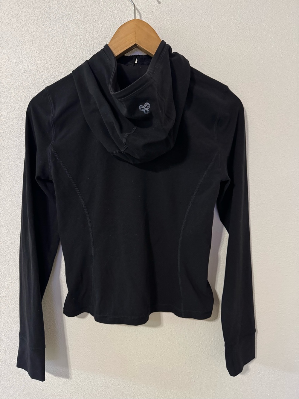 Aritzia TnAction TnaBUTTER Swan Zip Hoodie Black Thumbholes Fitted Balletcore-M